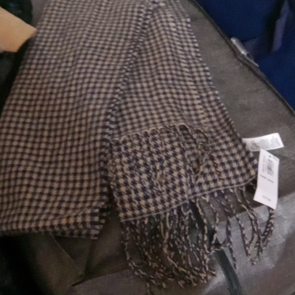 Old navy scarf NWT